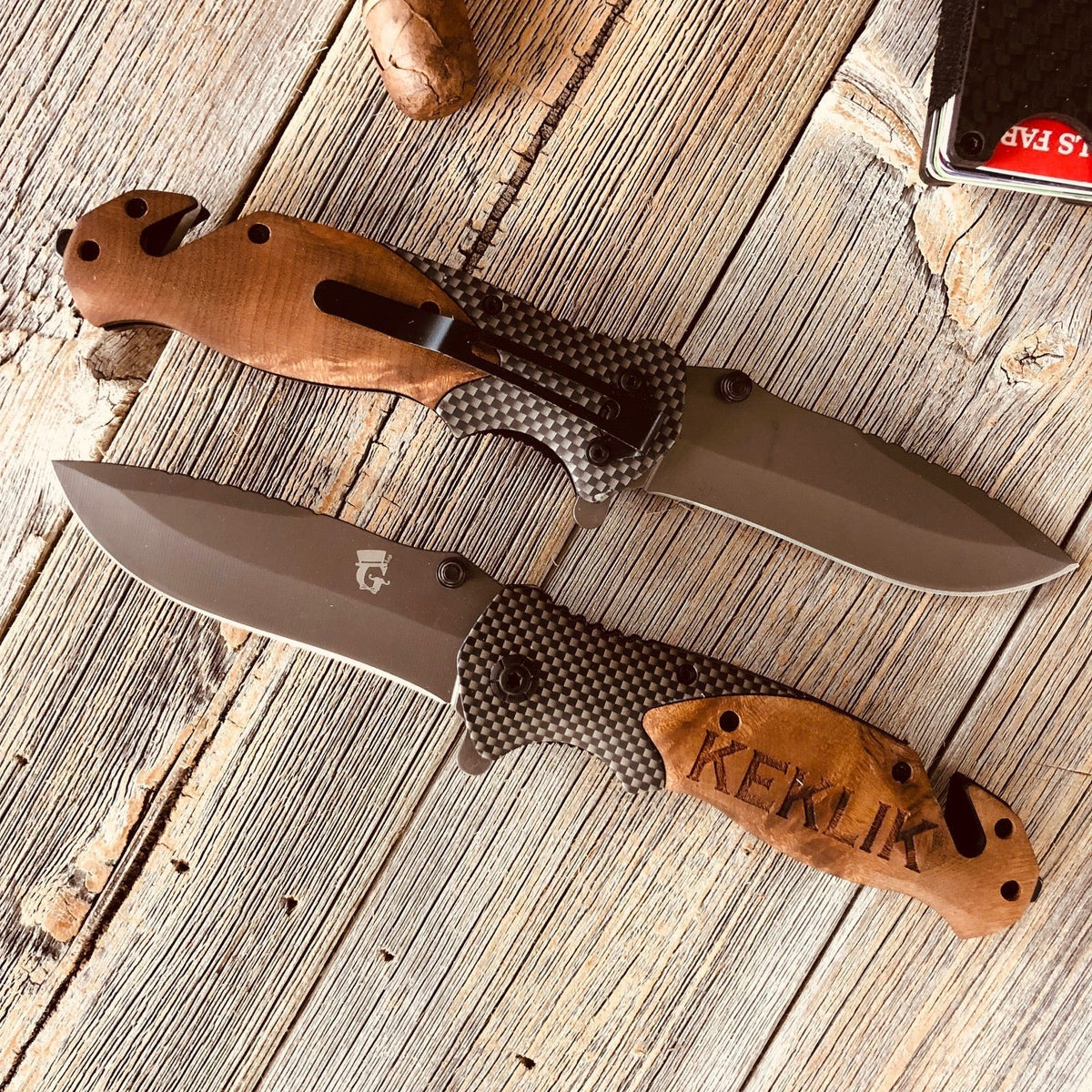 https://groomsday.com/cdn/shop/products/engraved-carbon-fiber-knife_2000x_2000x_40a0701d-09da-4445-8671-f5f0189e474f_1200x.jpg?v=1700596775