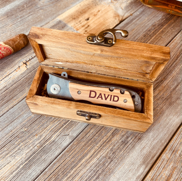 https://groomsday.com/cdn/shop/products/groomsmen-box-custom-knife-gift_e31ed01b-f516-4ff9-9050-a59694b59c82_1600x.png?v=1704248474